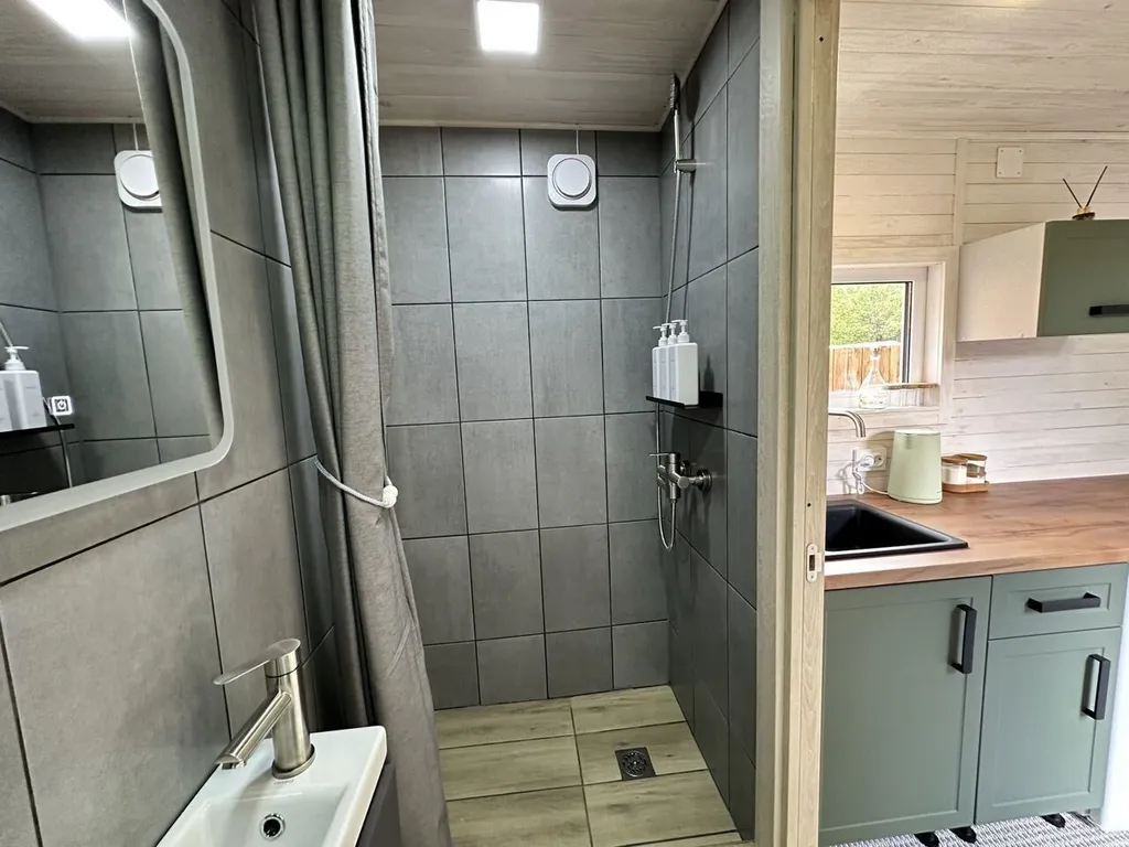 Домик в тихом и спокойном месте в окружении леса