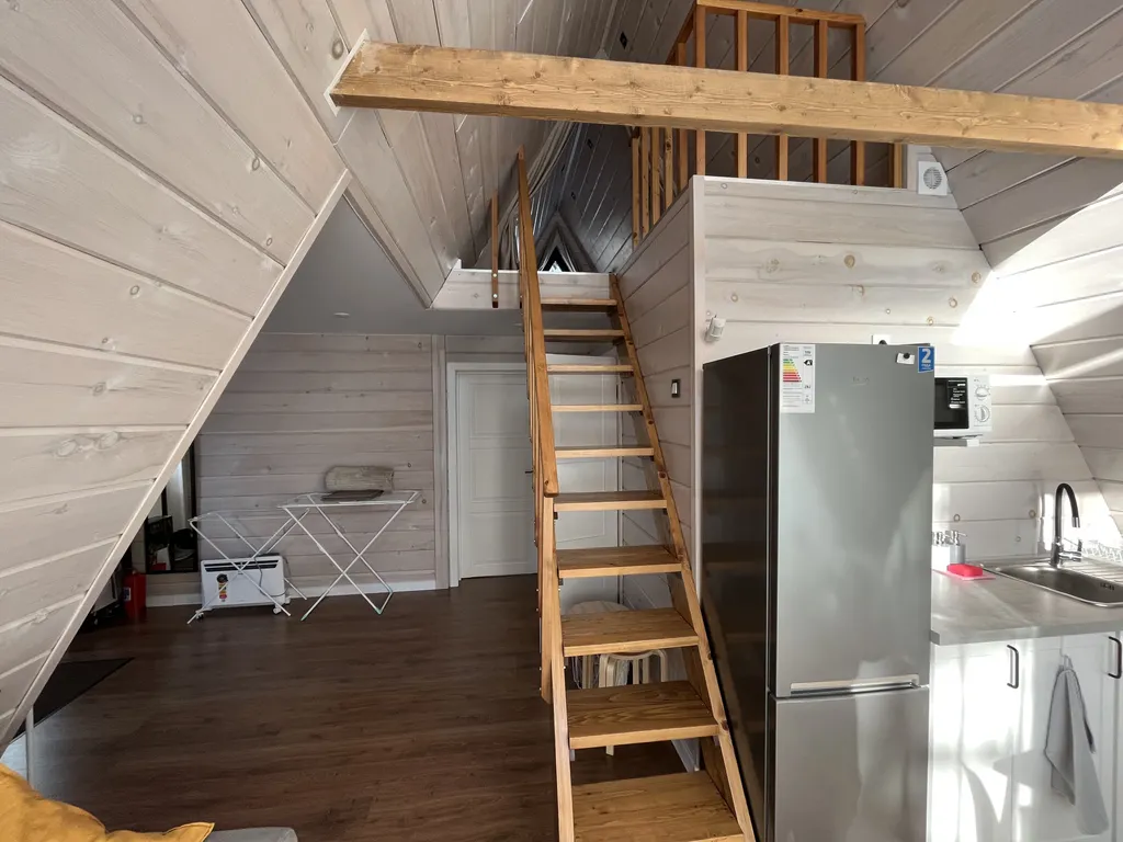 Уютный треугольный домик в лесу