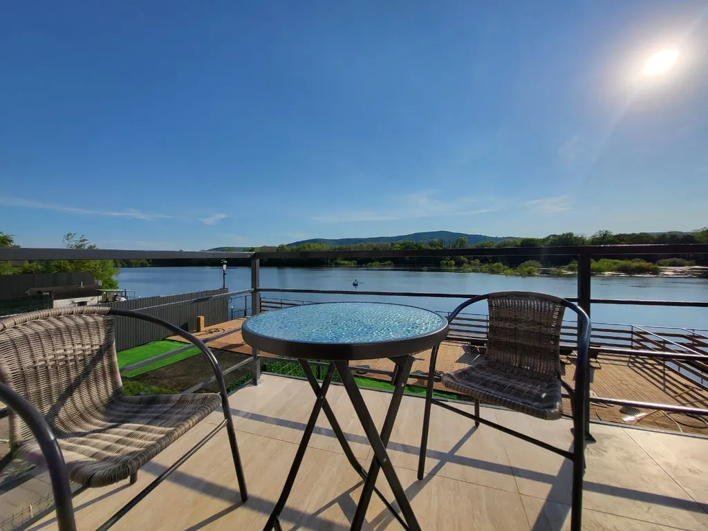 Уютный домик в стиле hi-tech на берегу реки