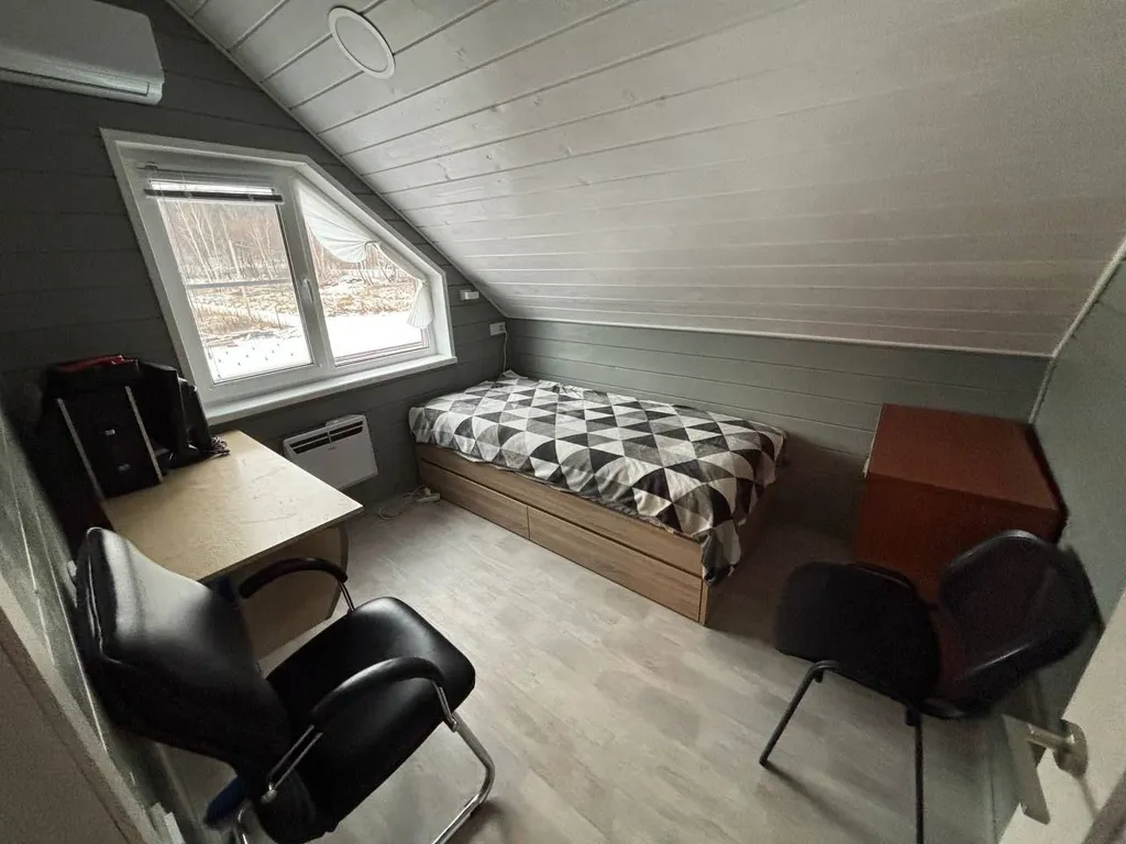 Уютный дом с беседкой на берегу озера