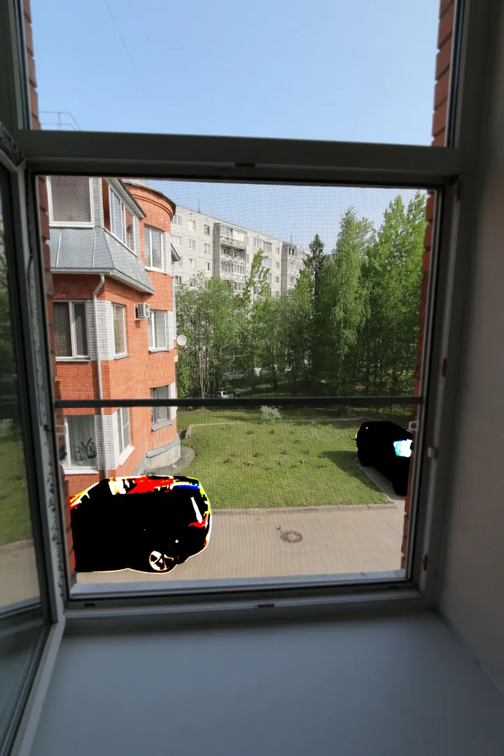 Средняя комната (вид из малого окна и москитная сетка)
