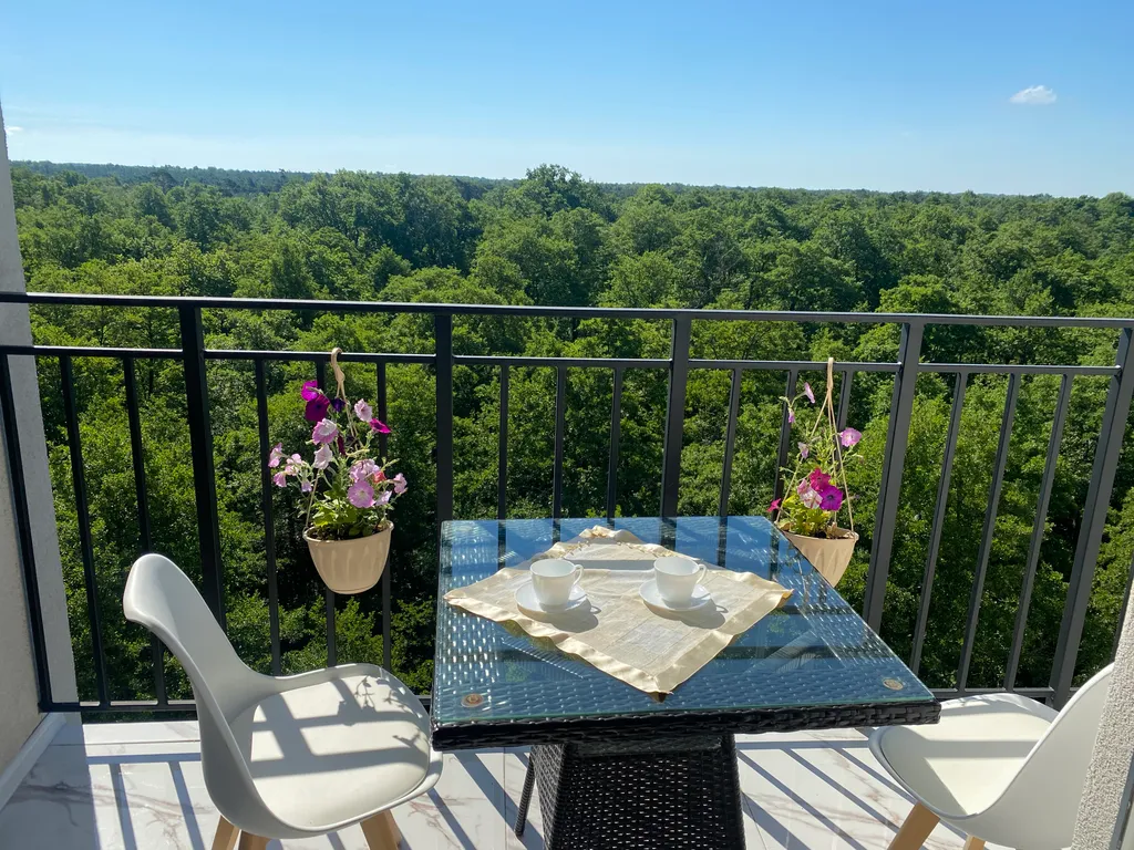 Современная квартира с видом на лес