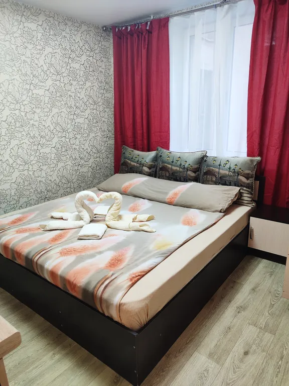 Студия с огромной кроватью в центре