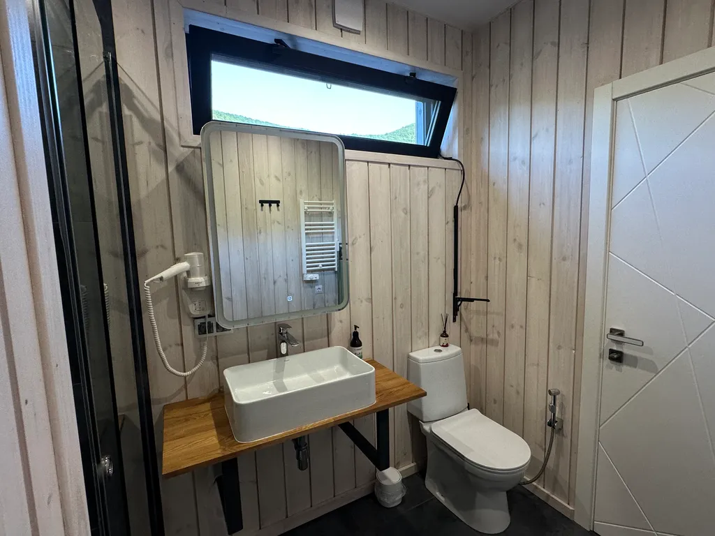 Коттедж Апартаменты рядом с морем ,с видом на горы у скалы парус — Прасковеевка