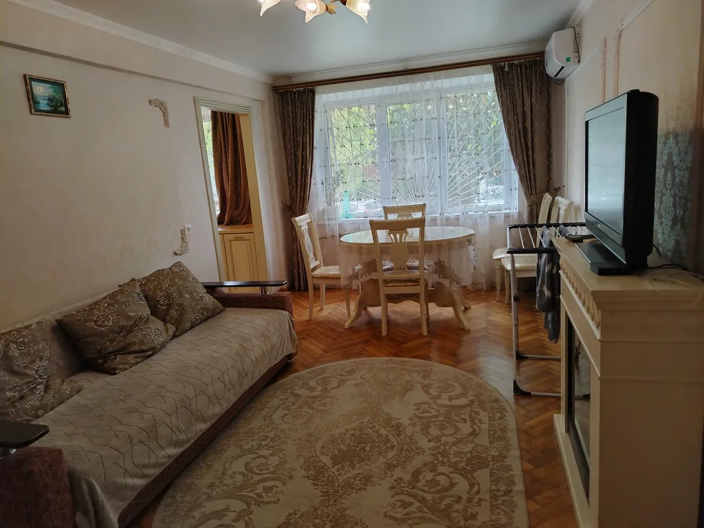 Двухкомнатная квартира на первом этаже в центре Адлера