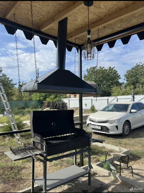 Дачный домик с большой террасой и бассейном