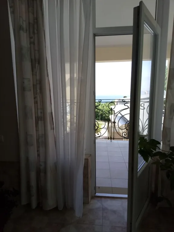 Просторная квартира в верандой и видом на море