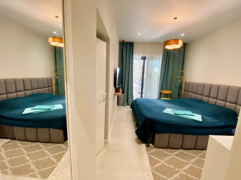 Апартаменты с бассейном у моря