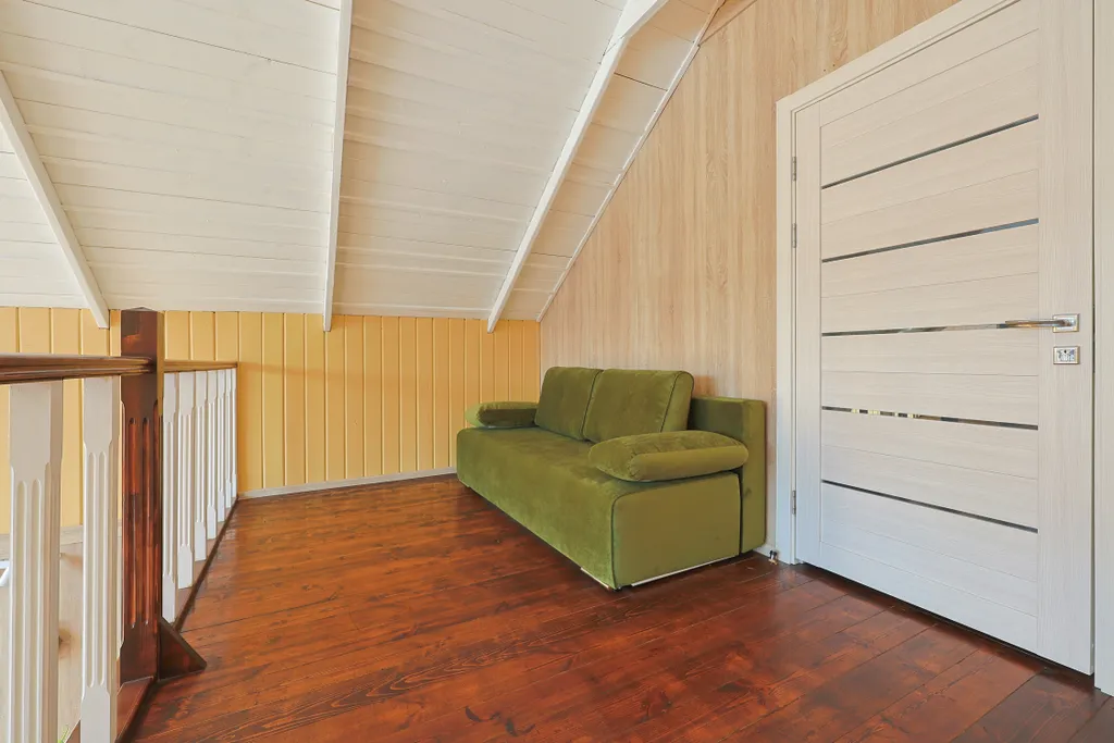 Современный двухэтажный дом из натурального дерева, с большими окнами