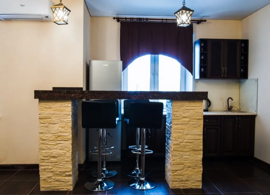 Студия с мраморной барной стойкой и джакузи