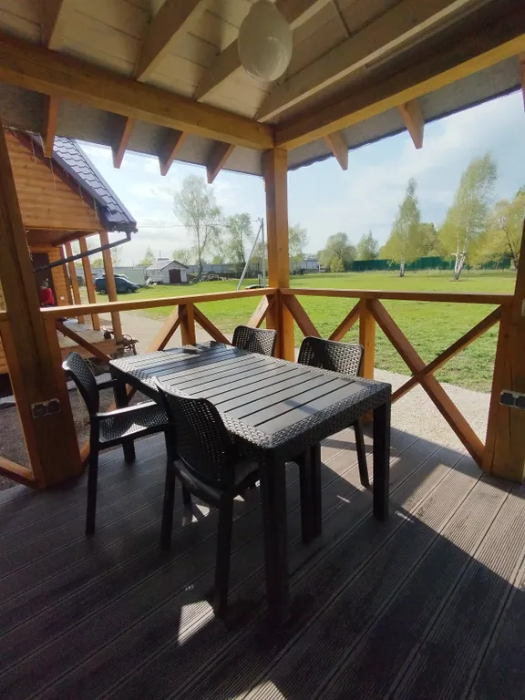 Уютный дом с беседкой на берегу озера