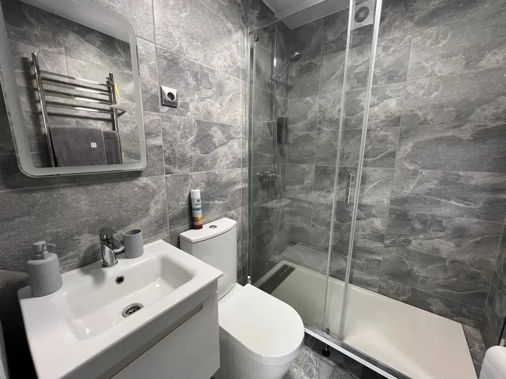 Домик в лесу с террасой и панорамными окнами для 2-4 гостей