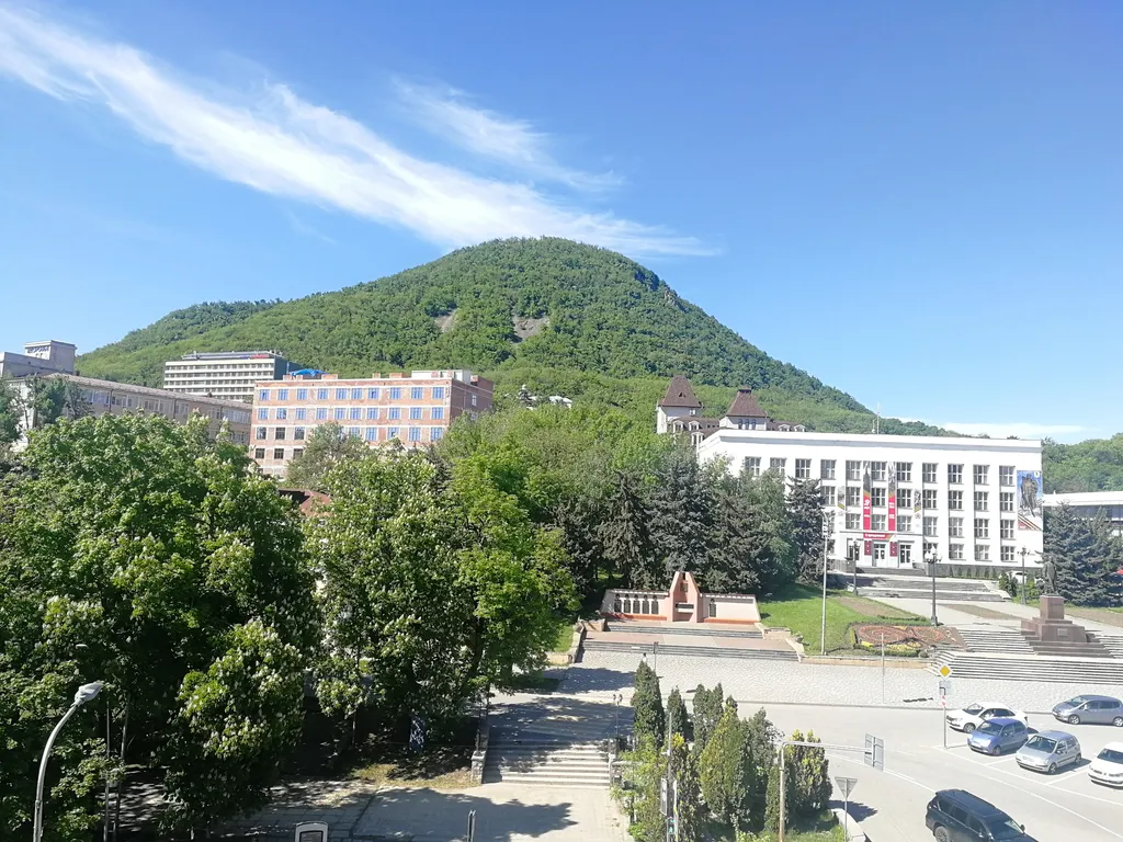 Квартира с видом на гору Железную напротив входа в парк — аренда посуточно в Железноводск