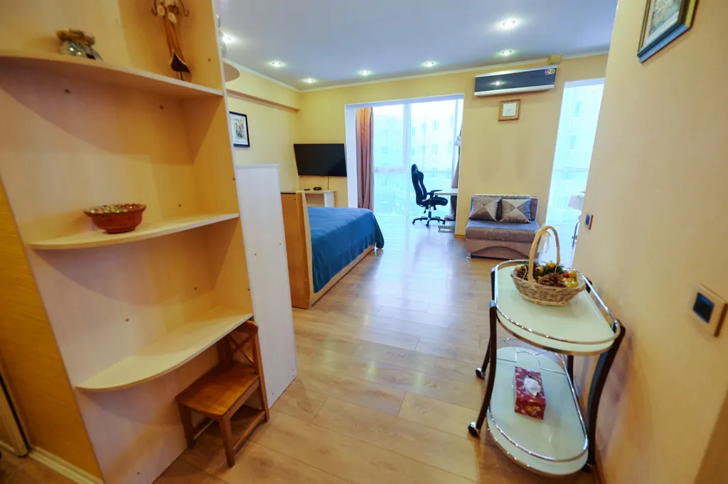 Уютная современная студия с удобным рабочим местом