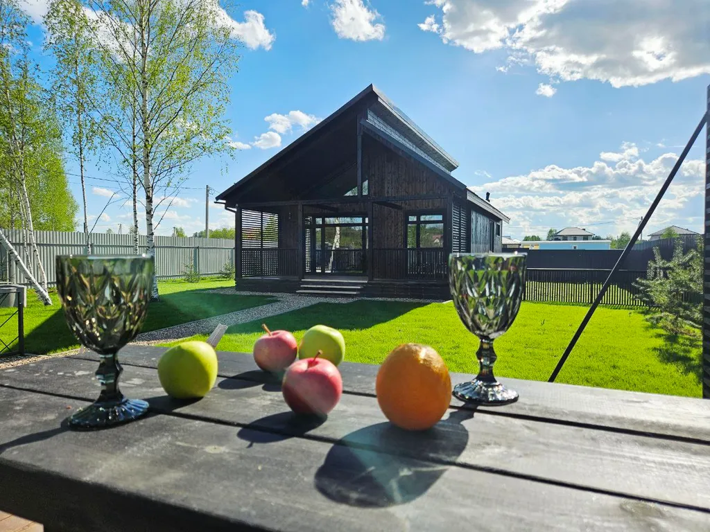 Дом с большой террасой, панорамными окнами, банным чаном и сауной