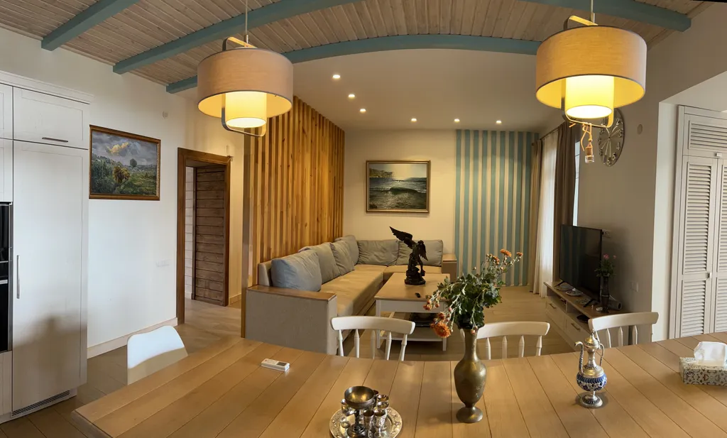 Дом с бассейном у моря