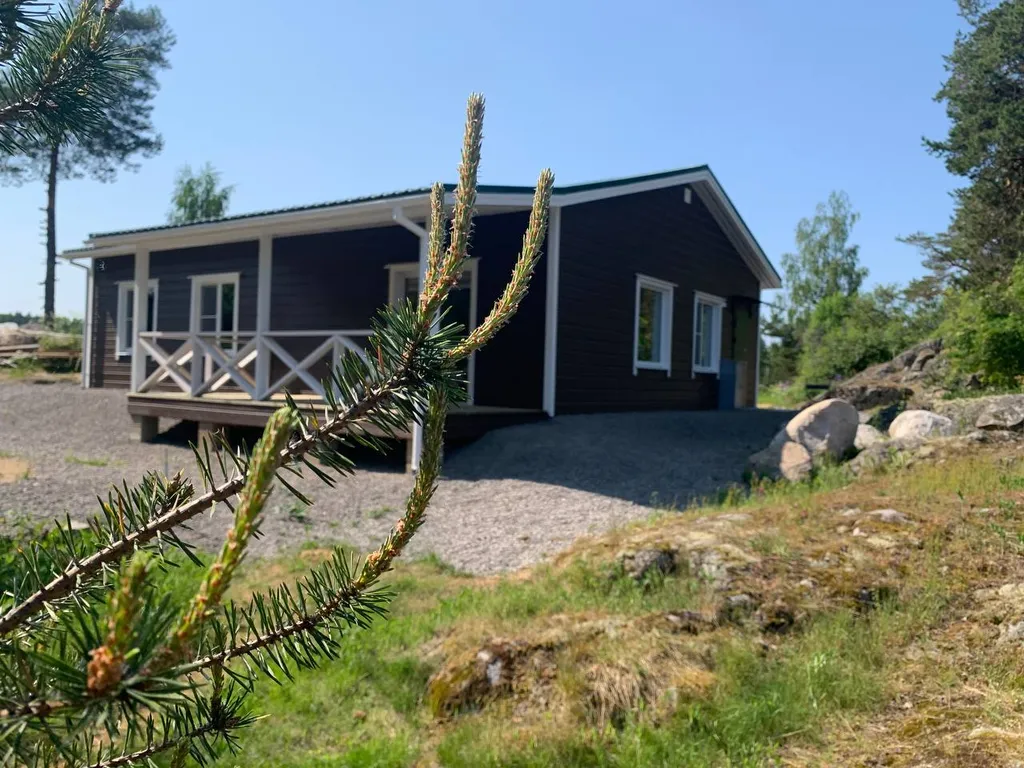 Коттедж с собственным пирсом и террасой на берегу Ладоги