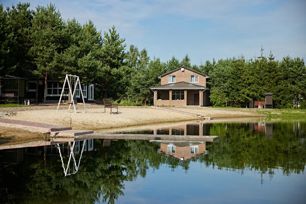 Дом на берегу озера