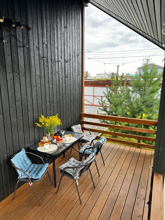 Стильный дом-шале с панорамными окнами, террасой и костровой зоной