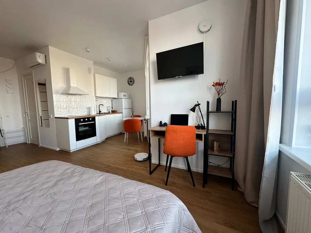 Светлая студия с панорамой центра