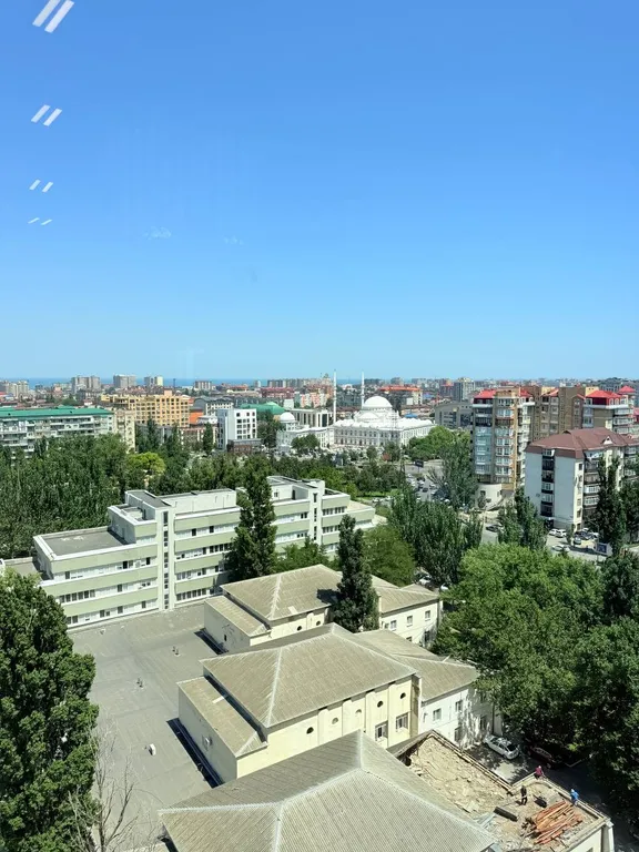 Просторная студия в стиле минимализма с панорамным видом на Махачкалу