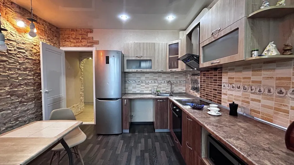 Современная трехкомнатная квартира с большой кухней