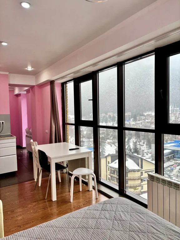 Студия с панорамным видом на горы