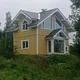 Вид на эркер и окна спален с видами на озеро.