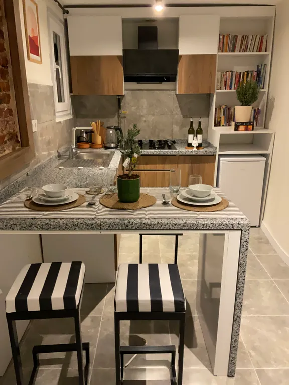 Balcony 2br and 2bath apt 8 min to metro