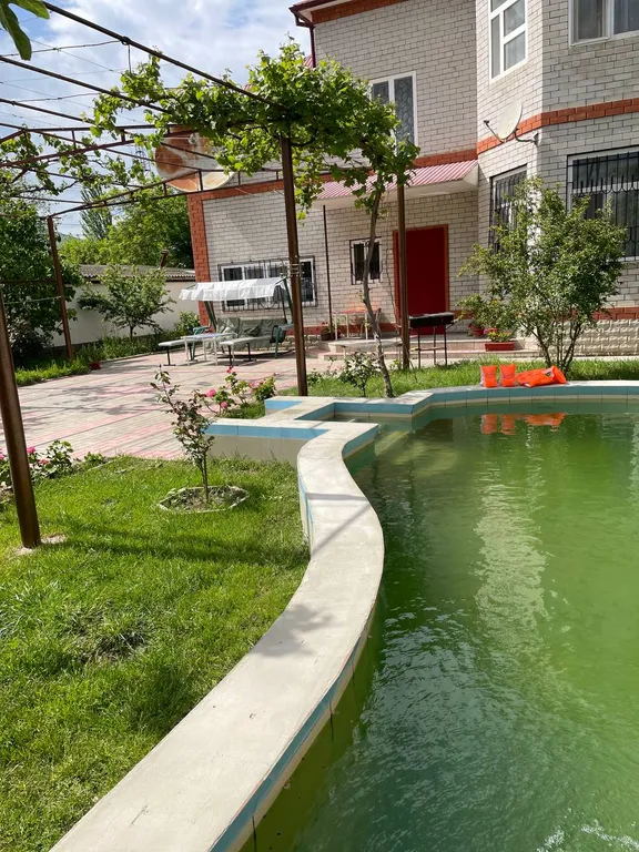 Коттедж с бассейном