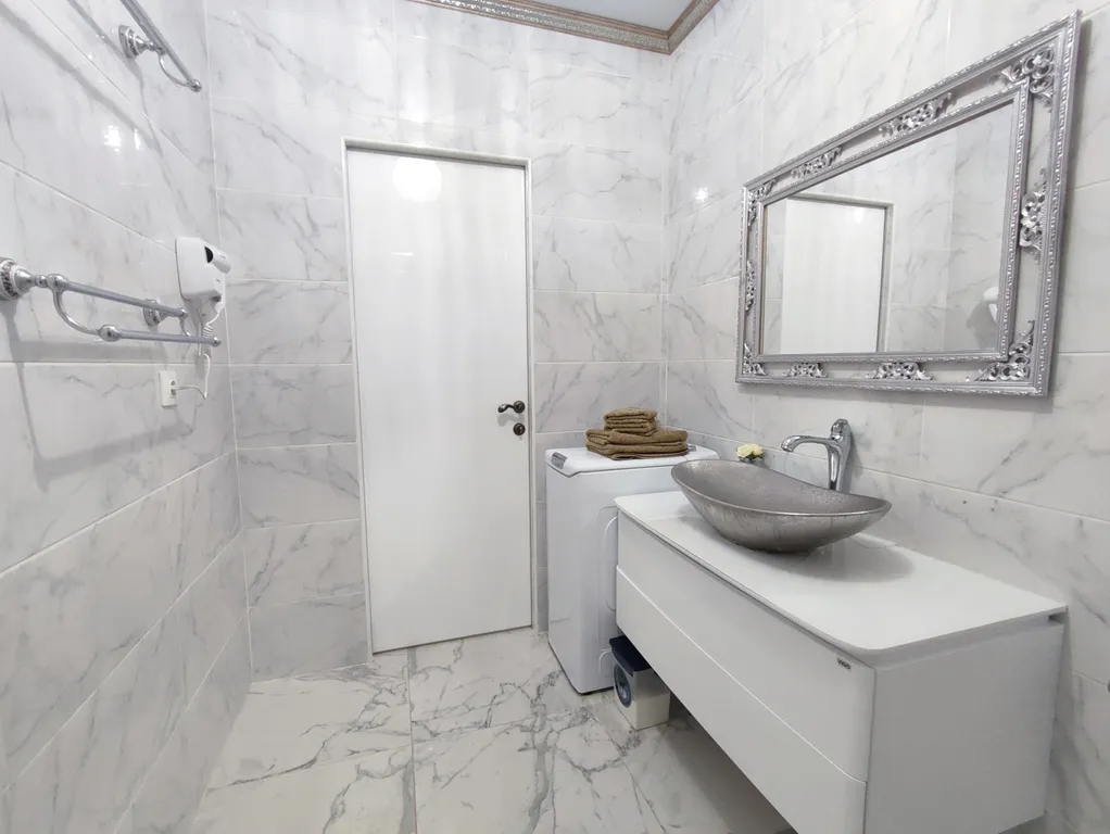 Современная уютная квартира с камином