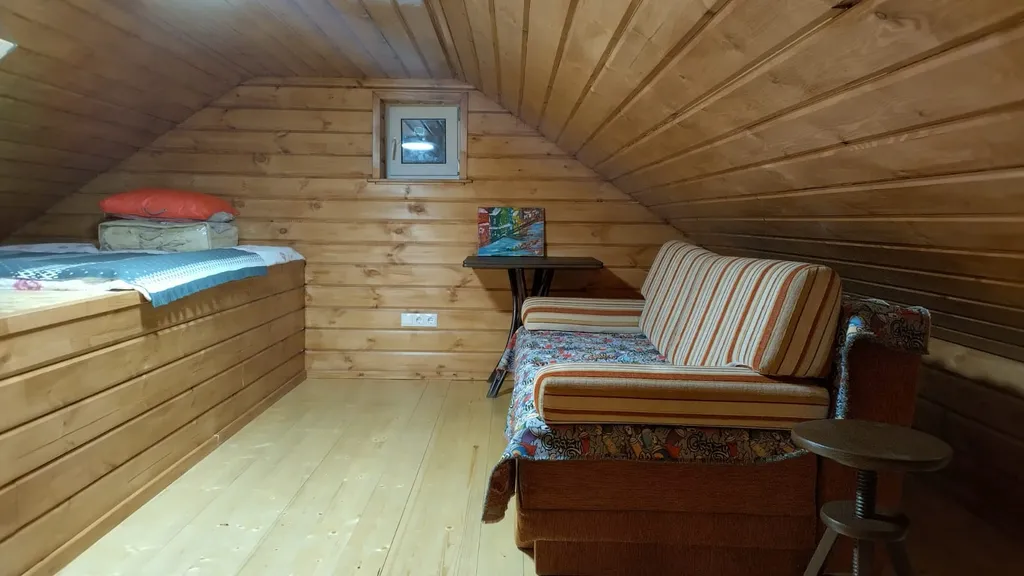 Уютный дом в лесу рядом с речкой