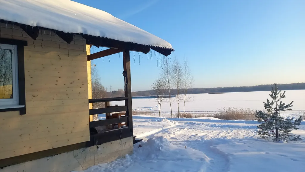 Домик у реки с отличным видом на 2 шлюз Волго Балтийского канала и лес