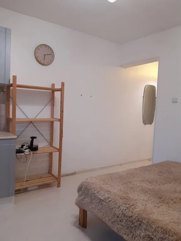 Студия на берегу моря, центр