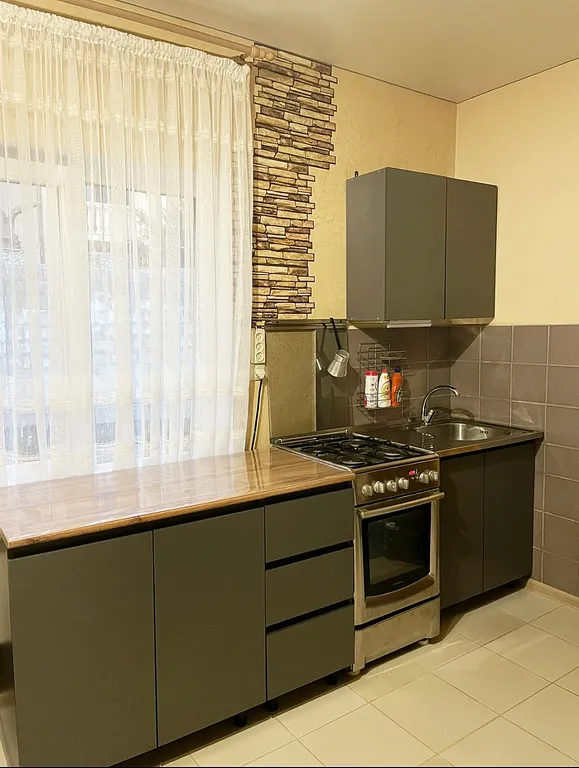 Дом у реки с видом на горы