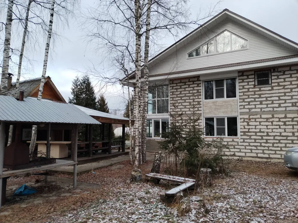 Большой коттедж в лесу