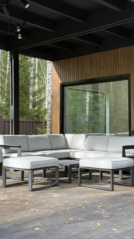 Панорамный дом в окружении леса с сауной