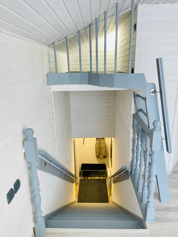 Номер с панорамными окнами и видом на озеро