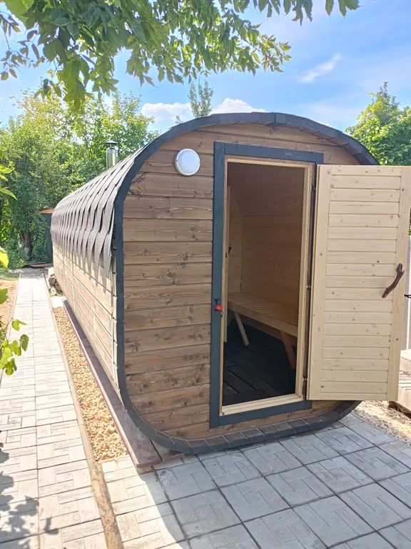 Дом Стрела на берегу водоема с баней и очагом