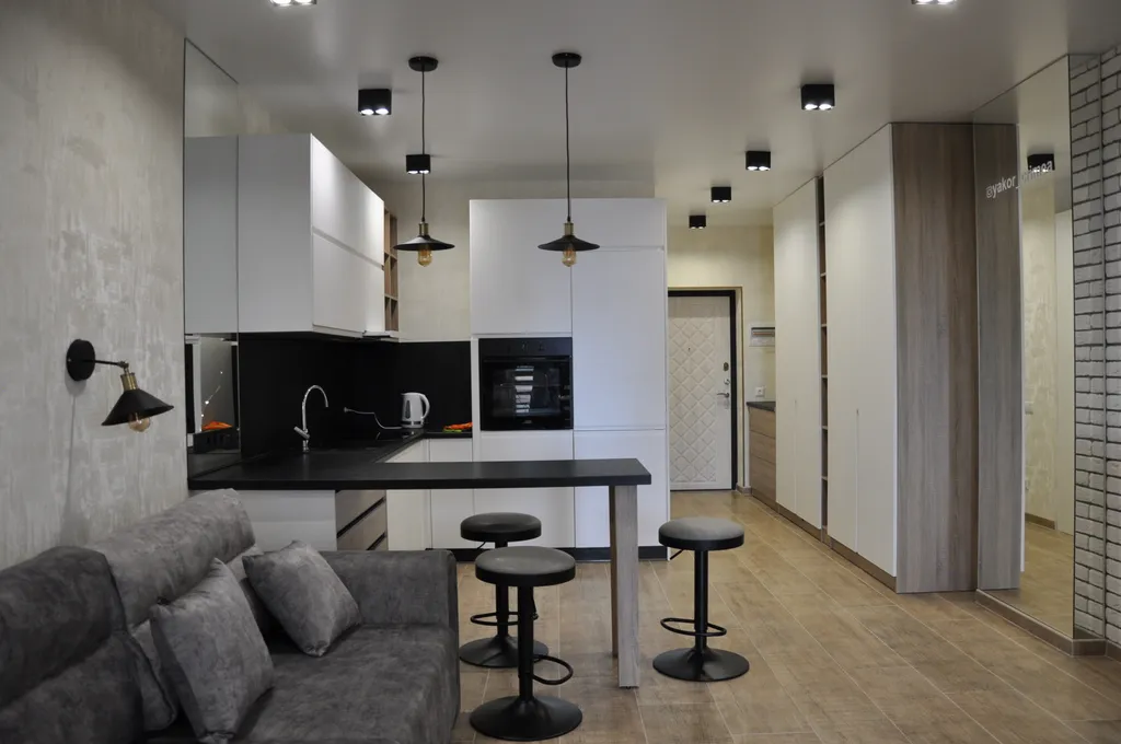 Студия с видом на море диваном и балконом