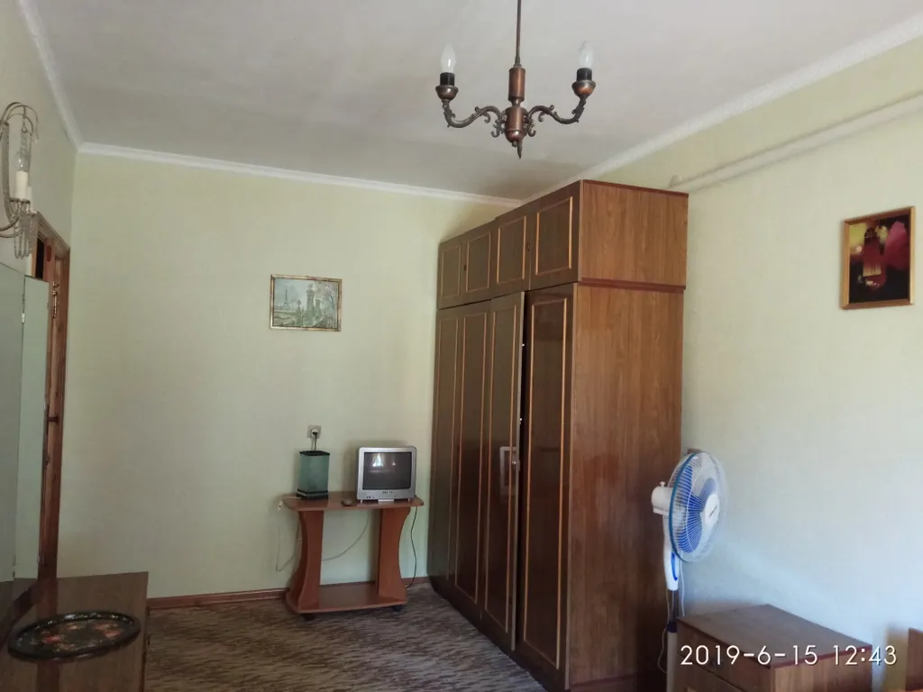 Светлая комната с видом на осенний сад