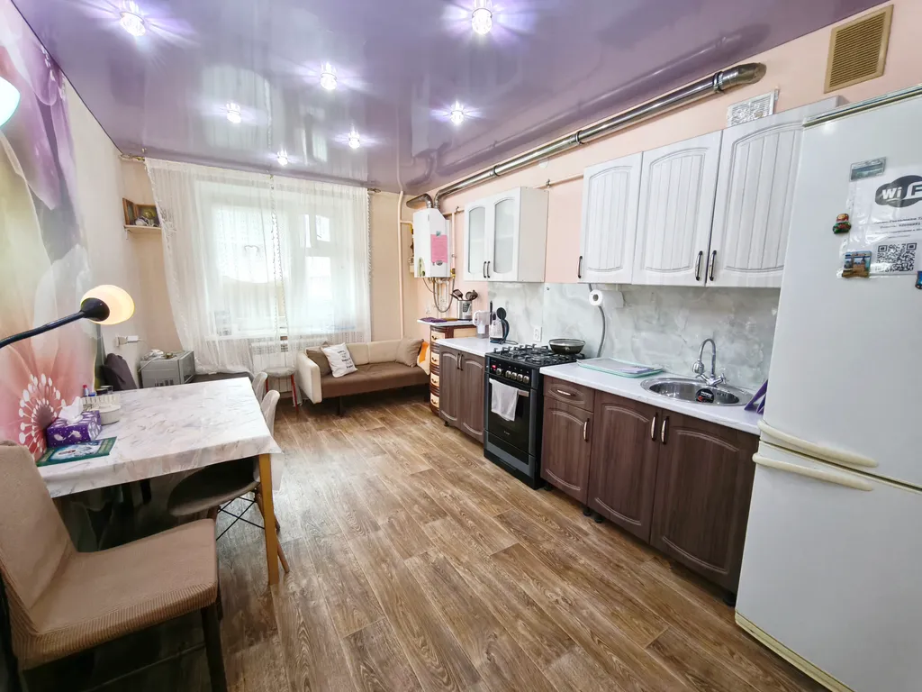 Просторная квартира через дорогу от территории монастыря