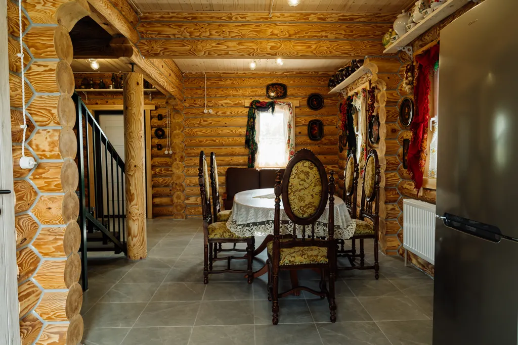 Двухэтажный сруб на берегу озера