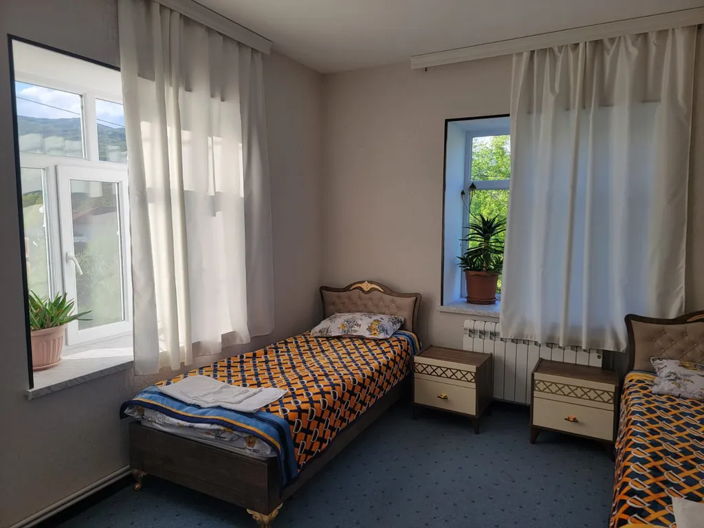 Вилла с садом и видом на горы