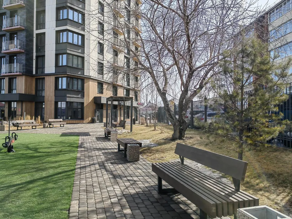 Полёт стрижа с залипательным видом и балконом