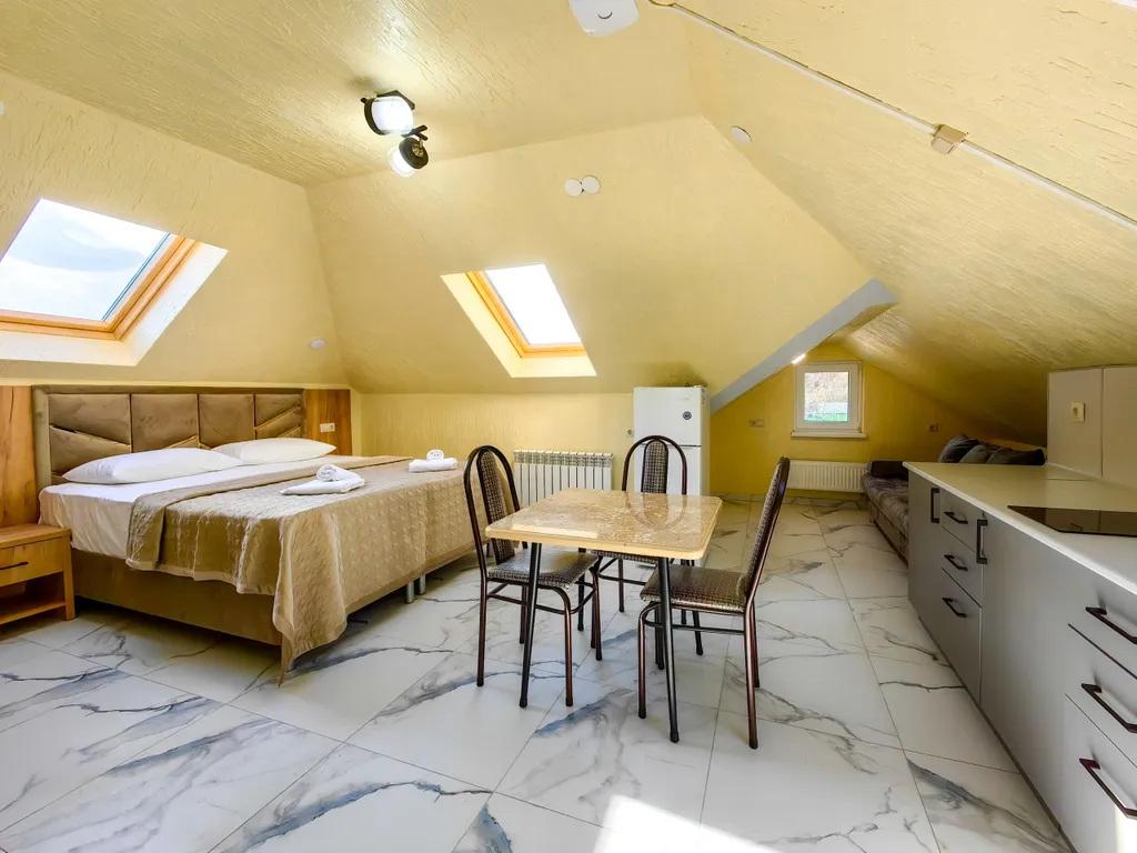 Светлая студия на мансардном этаже с видом на горы