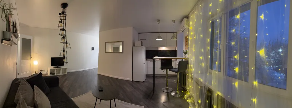 Уютная квартира-студия с отдельной спальней в самом центре города