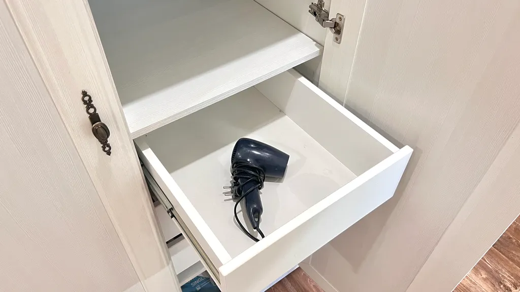 Проживание возле бювета и городского озера с видом из окна на гору