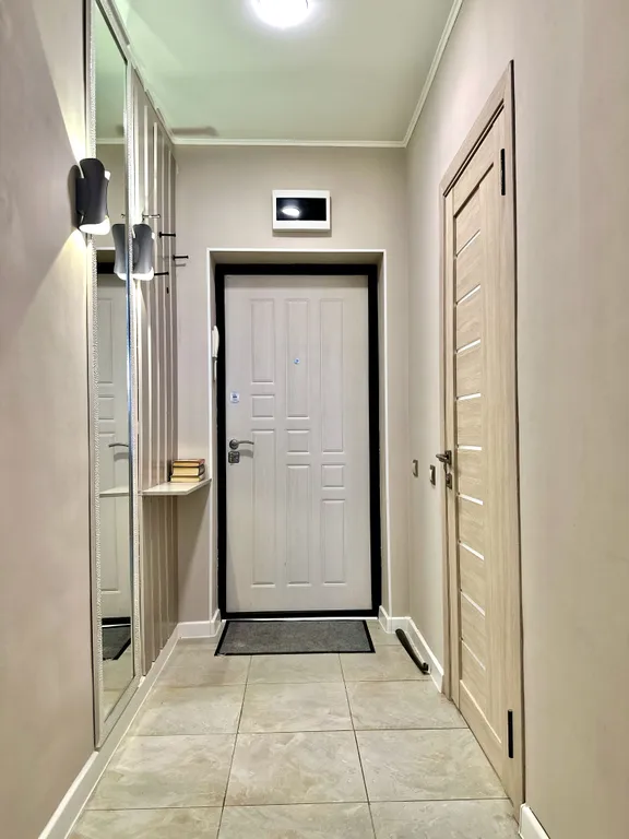 Яркая студия моно с видом на Коктобе в центре Алматы