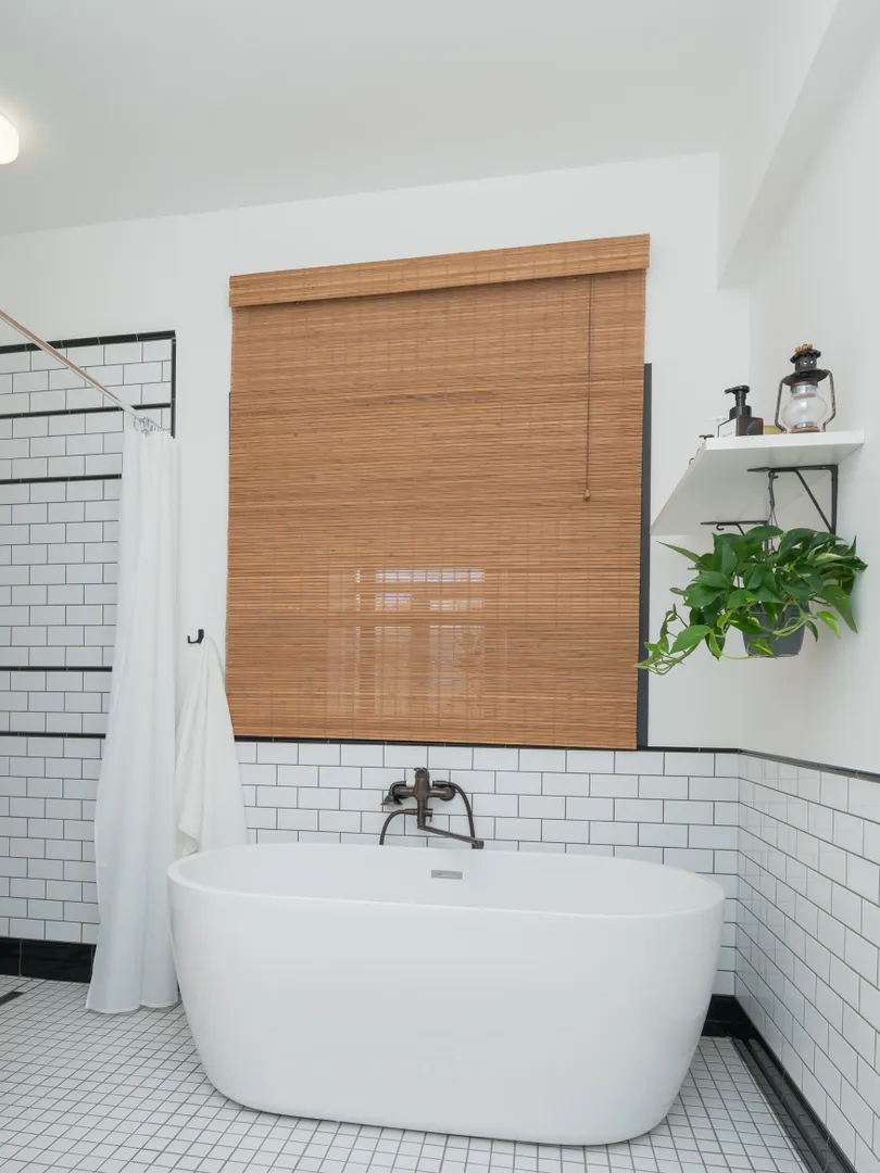 Ванная комната - ванна, душ, унитаз, раковина, стиральная машина. внутреннее окно на кухню. На окне штора из бамбука с подкладом - не просвечивает
